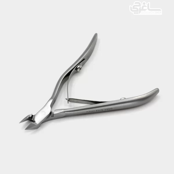 نیپر ناخن حرفه‌ای استالکس پرو STALEKS SMART 80/5mm ساخت کشور اوکراین می‌باشد که کیفیت ساخت بسیار بالایی برخوردار است. این نیپر از فولاد ضد زنگ...