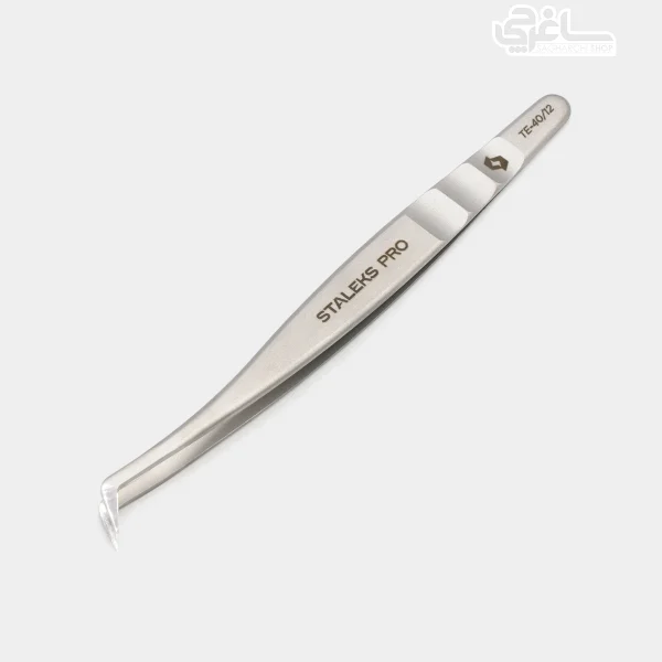 پنس حرفه‌ای مژه برند STALEKS PRO مدل TE-40/12 از جمله لوازم کاربردی و مناسب برای کاشت و اکستنشن مژه می‌باشد. اکستنشن مژه روشی است برای زیباتر شدن مژه ها که نسبت
